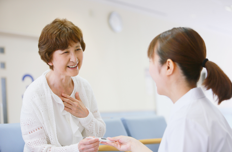患者さんに親切な対応をする看護師