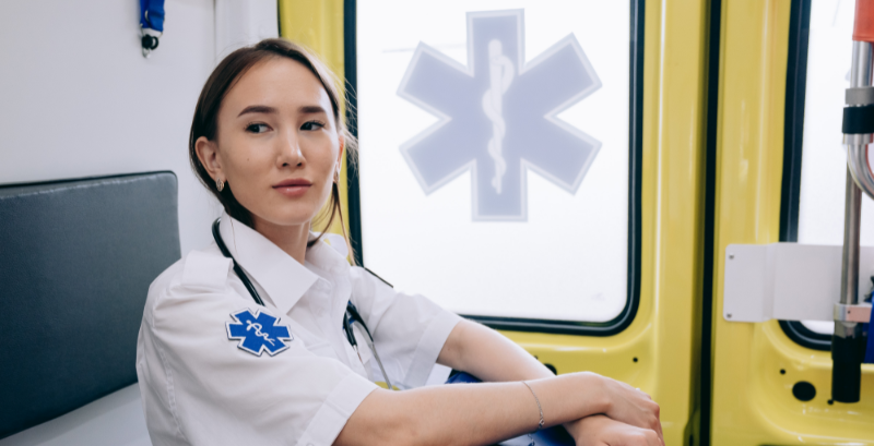 周囲に頼ることができず不安になっている新人スタッフ